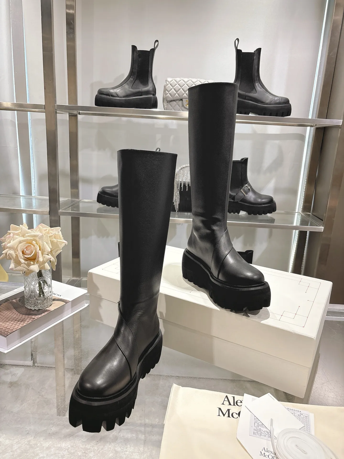 👟👟Ex-factory price 1000👟👟 The official website is synchronized with MCQUEEN/McQueen 2025 autumn and winter Sofa Chelsea boots. Silver metal buckle on the side of the shoe. Equipped with light flange and several layers of combined outsole. 6 cm thickness. Heel pull-on process. Black calfskin fabric. Women 35-40.
